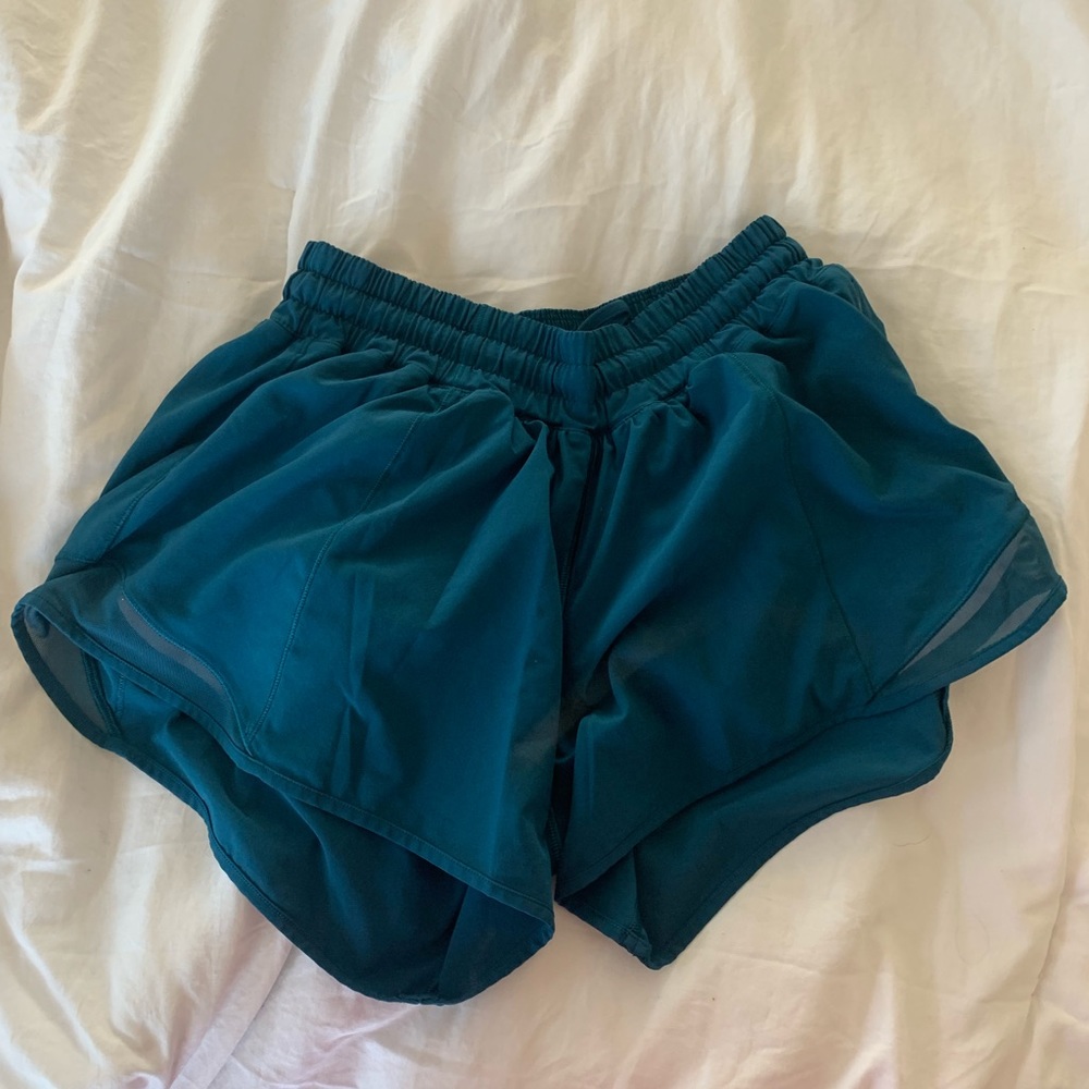 LULULEMON SIZE 6 TALL 2.5 Hotty Hot shorts in teal